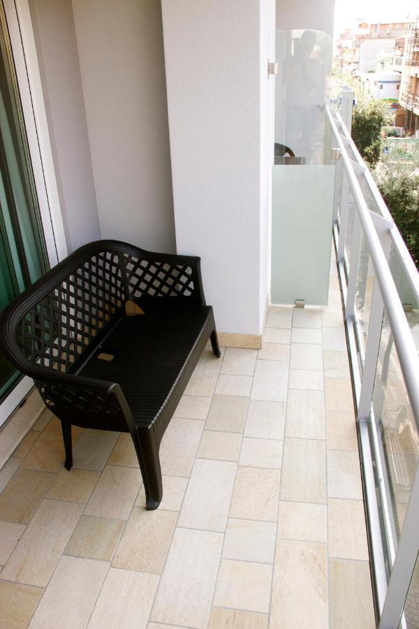 Residence La Perla Каорле Екстериор снимка