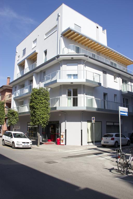 Residence La Perla Каорле Екстериор снимка