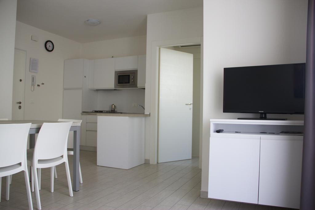 Residence La Perla Каорле Екстериор снимка