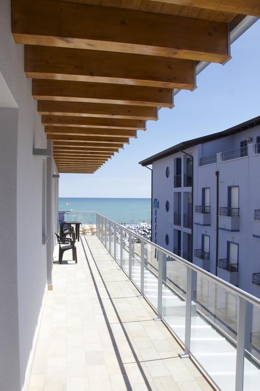 Residence La Perla Каорле Екстериор снимка